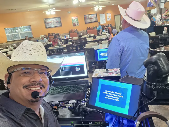 KJ Garza durante una noche de karaoke en San Antonio, Texas.